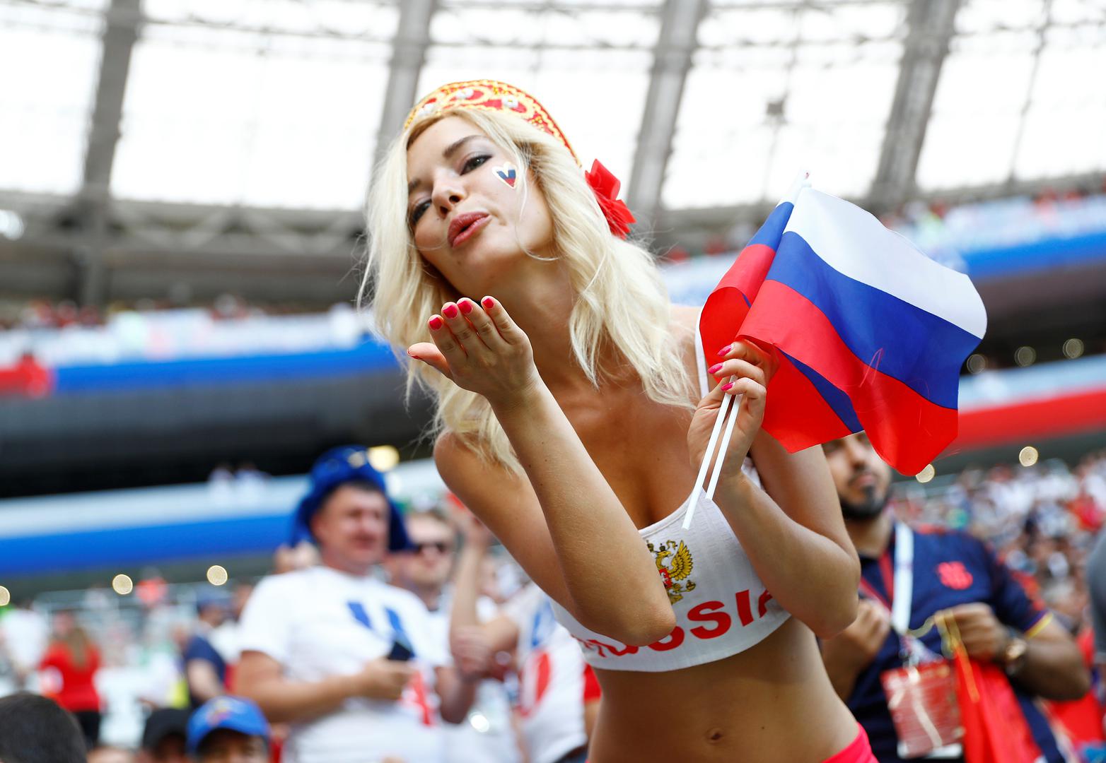 Ruse su s tribina protiv Španjolske pratile i seksi navijačice.