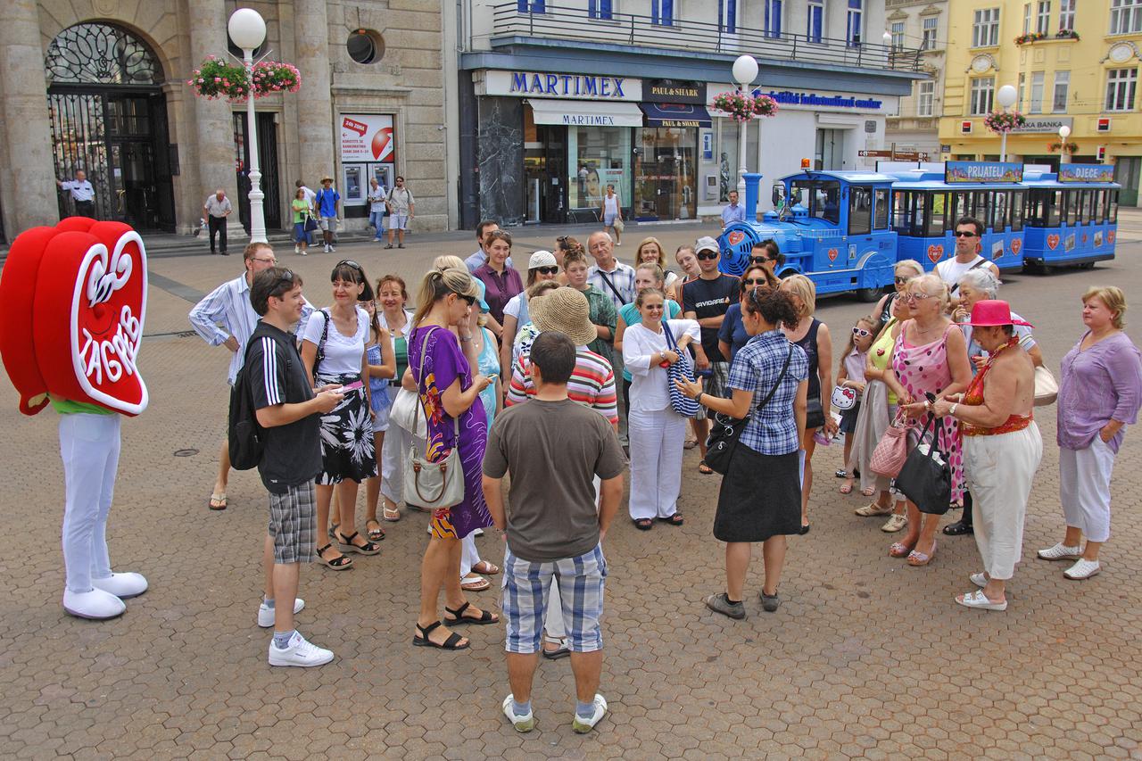 20..08.2011., Zagreb - Turisticka zajednica grada Zagreba organizirala je za gradjanje Zagreba besplatno razgledavanje grada uz turistickog vodica.  Photo: Martina Popovcic/PIXSELL