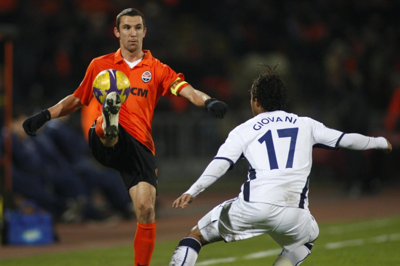 'Shakhtar Donetsk\'s Darijo Srna (L) challenges Tottenham Hotspur\'s Giovani Dos Santos during their UEFA Cup soccer match in Donetsk February 19, 2009.   REUTERS/Gleb Garanich (UKRAINE)'