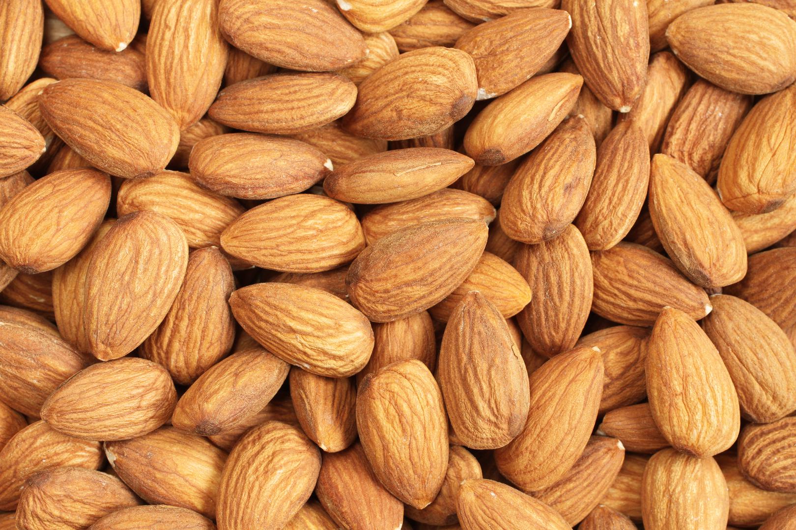 Bademi – odličan su izvor esencijalnih masnih kiselina i vitamina E (slično kao i avokado) , koji pomažu u zaštiti kože od oštećenja nastalih tijekom dugoročnog izlaganja suncu. 