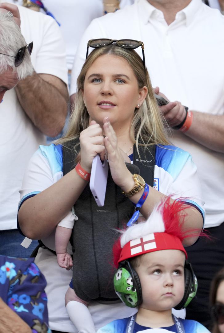 Laurenina odluka da se povuče s društvenih mreža izazvala je val podrške. Mnogi korisnici interneta, javne osobe i drugi navijači osudili su zlostavljače i stali u njezinu obranu. Liberty Poole, zvijezda reality showa "Love Island", javno je izrazila podršku, napisavši: "Mislim da je prelijepa, ovo je ludo. Što se dogodilo sa slavljenjem različitih tipova tijela i prihvaćanjem toga da smo svi individualno stvoreni?"