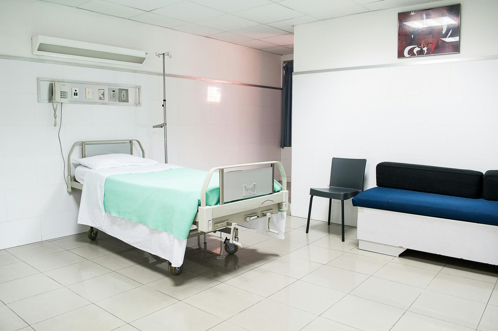 4. Sveučilišna bolnica Motol, Prag, Češka (2410 kreveta). Kao najveća bolnica u Češkoj, specijalizirana je za pedijatriju, onkologiju i transplantacijsku kirurgiju. Posebno je poznat njegov pedijatrijski onkološki centar u kojem se liječe djeca iz cijele Europe. Motol je također opremljen naprednim robotskim kirurškim sustavima i vodeći je u transplantaciji organa u regiji.