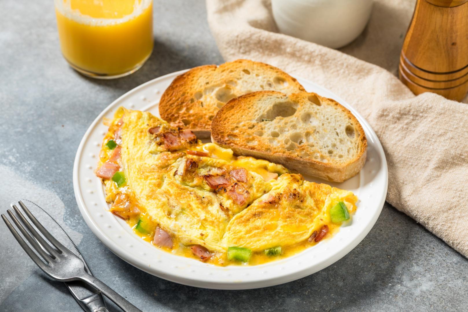 Fritaja ili kajgana sa šunkom: Komadići kuhane šunke izvrsno se slažu s jajima, pa su odličan dodatak fritaji, omletu ili običnoj kajgani. Dovoljno ih je kratko zagrijati na tavi, preliti razmućenim jajima i peći dok se smjesa ne stisne, a po želji se može dodati i mladi luk, sir ili malo paprike. Takvo jelo posebno je praktično jer koristi dvije namirnice koje mnogi imaju kod kuće i lako postaje zasitan doručak ili lagani ručak.