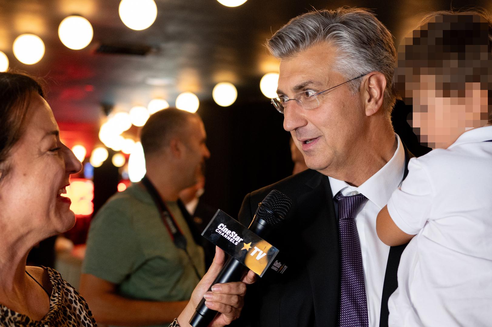 Uz premijera, ondje su se okupile i brojne druge poznate osobe.
