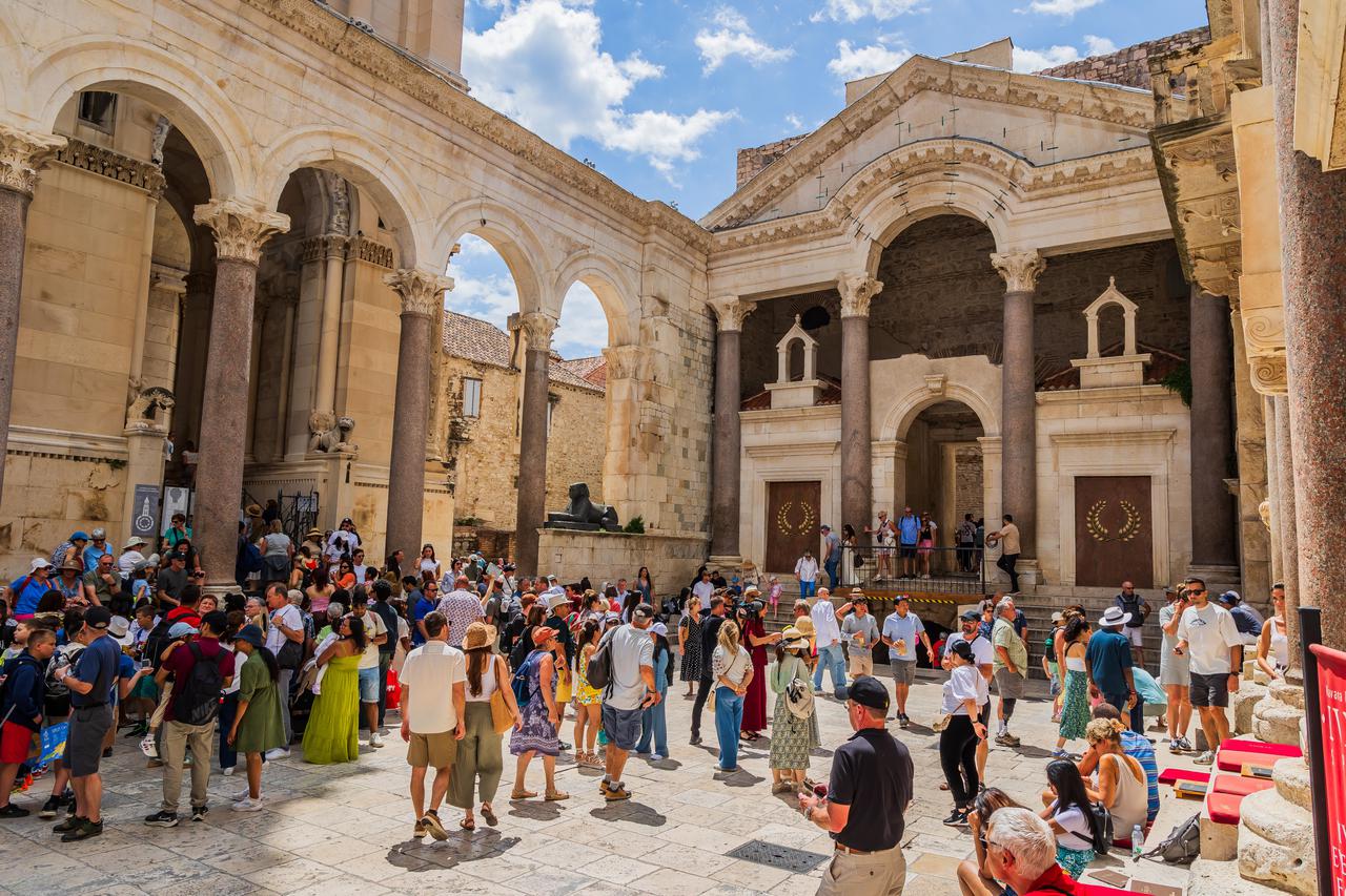 Split: Povijesna smjena straže na Peristilu oduševila brojne turiste