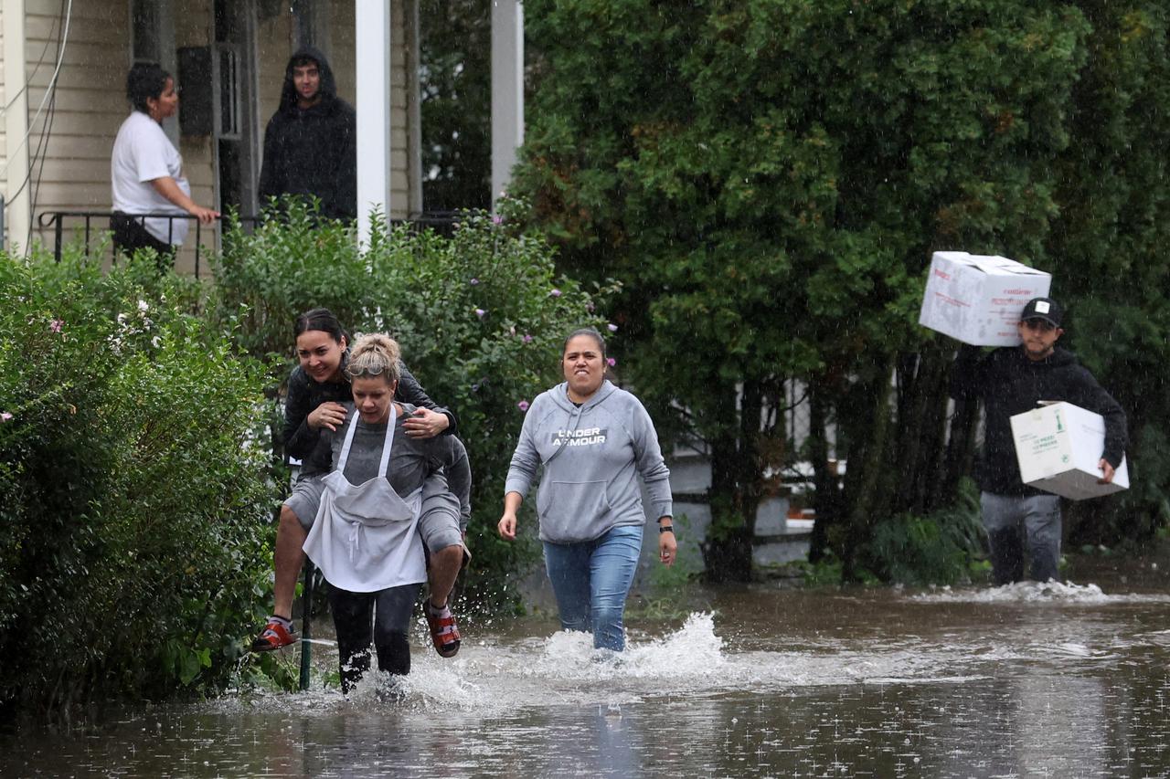 Heavy rain causes flooding in New York region