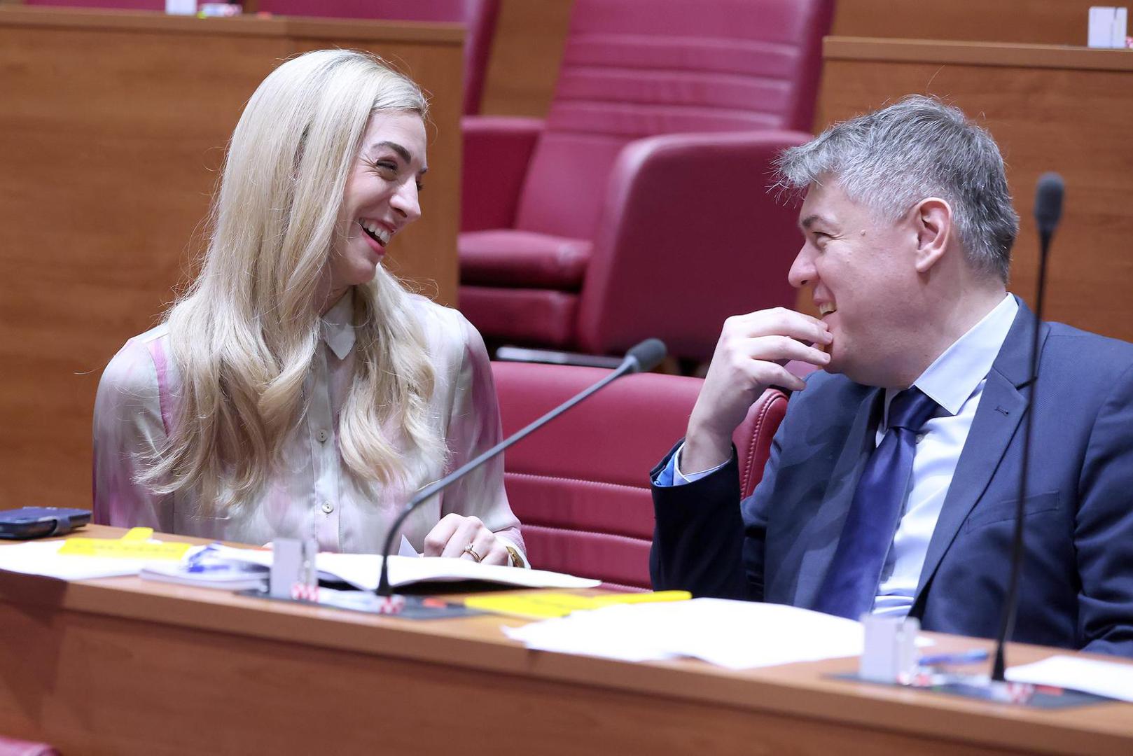 "Za početak gospođica koja se prešetava videom ima tetovažu, a one nikad nisu bile moj đir pa nemam niti jednu…i još jedna stvar nikad nisam baš bila fan bikinija na trokutiće, više volim balconette style bikinija", napisala je Radolović na Facebooku. Naime, na snimci djevojka plave kose u jednom trenutku otvara kaput i pokazuje poprsje.


