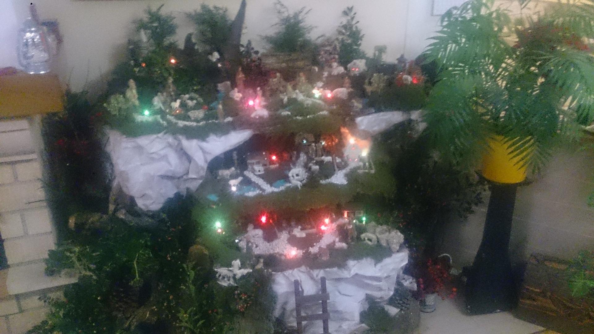 Obitelj Kecerin – U izradi jaslica sudjelovali su svi članovi obitelji – tata Krešimir, mama Bojana i sinovi Ivan i Danijel. Stepenastog su oblika, a za oblikovanje treba im cijeli dan.