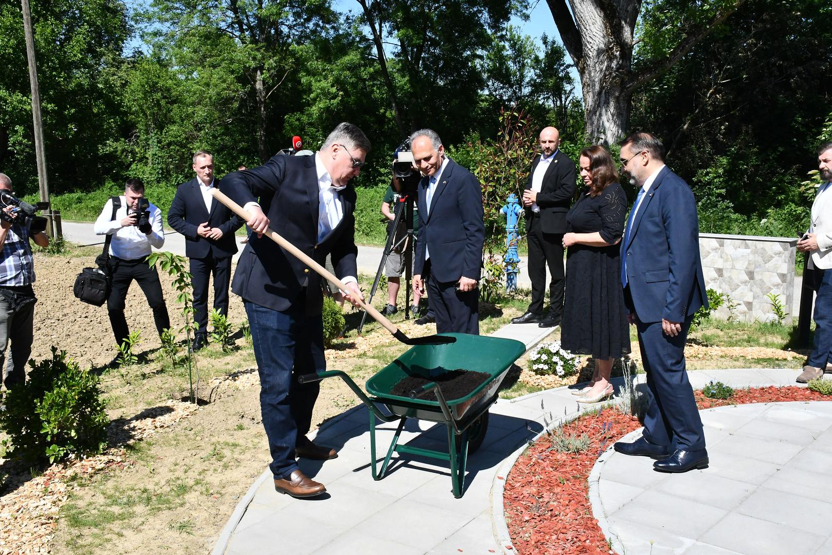 Istaknuto je to na sastanku predsjednika Milanovića s predstavnicima Saveza Roma i Romskog memorijalnog centra. Pozivom predsjedniku Republike da osobno zasadi jedno stablo, Savez Roma želio je simbolično naglasiti partnerstvo i suradnju romske zajednice s institucijama hrvatske države.