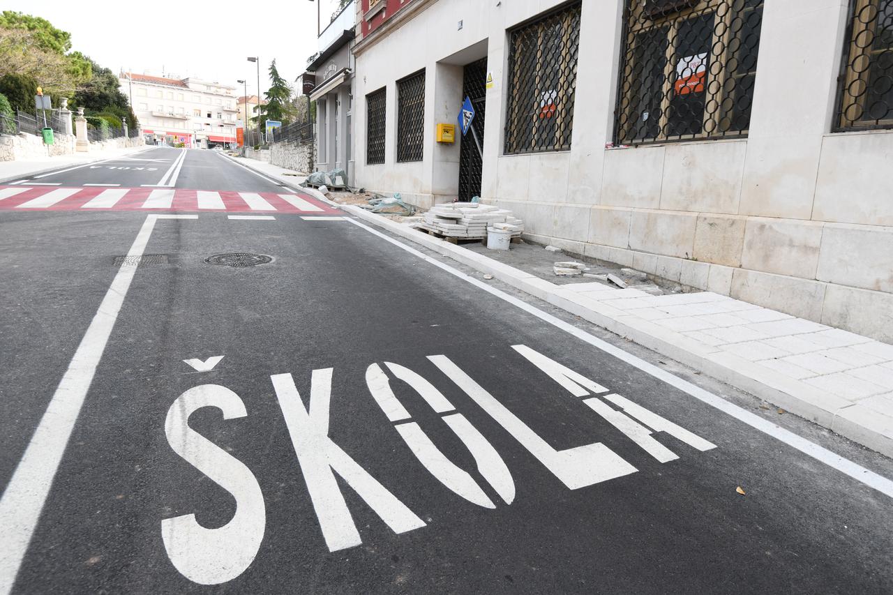 Šibenik: Šibenska ulica još uvijek bez prometnih znakova iako je u blizini osnovna škola