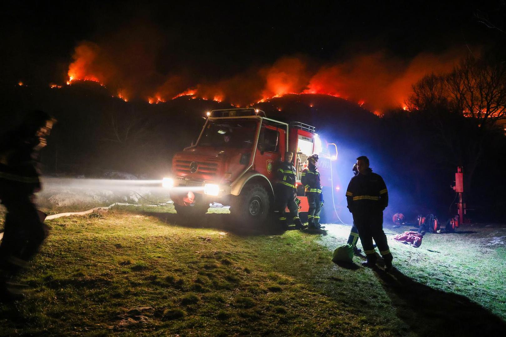 05.02.2025., Susnjevica- Danas oko 15 sati izbio je požar podno Učke, na području Kožljaka, točnije Jasenovika. Gori trava i nisko raslinje, a tamošnje kuće nisu ugrožene. Na terenu je 50 vatrogasaca s 15 vozila.  Photo: Srecko Niketic/PIXSELL