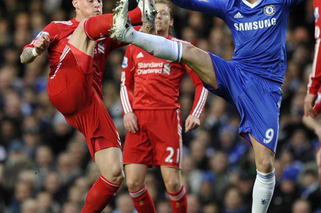 \'Chelsea\'s Spanish striker Fernando Torres (R) vies with Liverpool\'s Slovak defender Martin Skrtel (L) during their English Premier League football match against Liverpool at Stamford Bridge in Lon