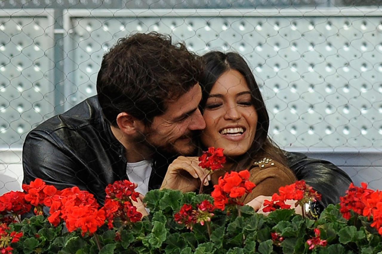 'Real Madrid\'s Goalkeeper Iker Casillas kisses his girlfriend Sara Carbonero during the match between Switzerland\'s Roger Federer against Latvia\'s Ernest Gulbis  on May 14, 2010 at the Caja Magic s