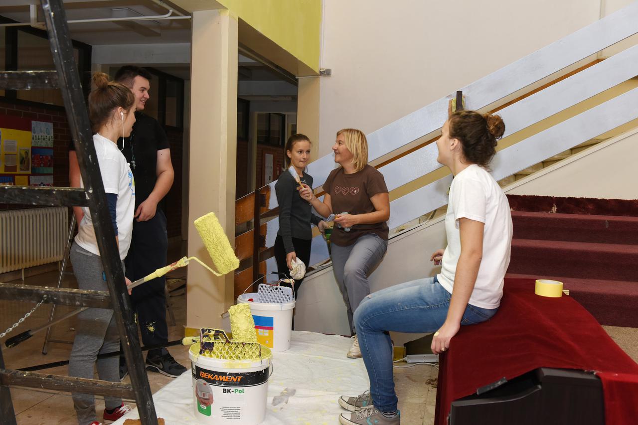 17.10.2015., Zagreb - U Osnovnoj skoli Gustav Krklec u sklopu 72 sata bez kompromisa volonteri su obojali zidove, ograde djecje garderobe i stubista. Photo: Davor Visnjic/PIXSELL 