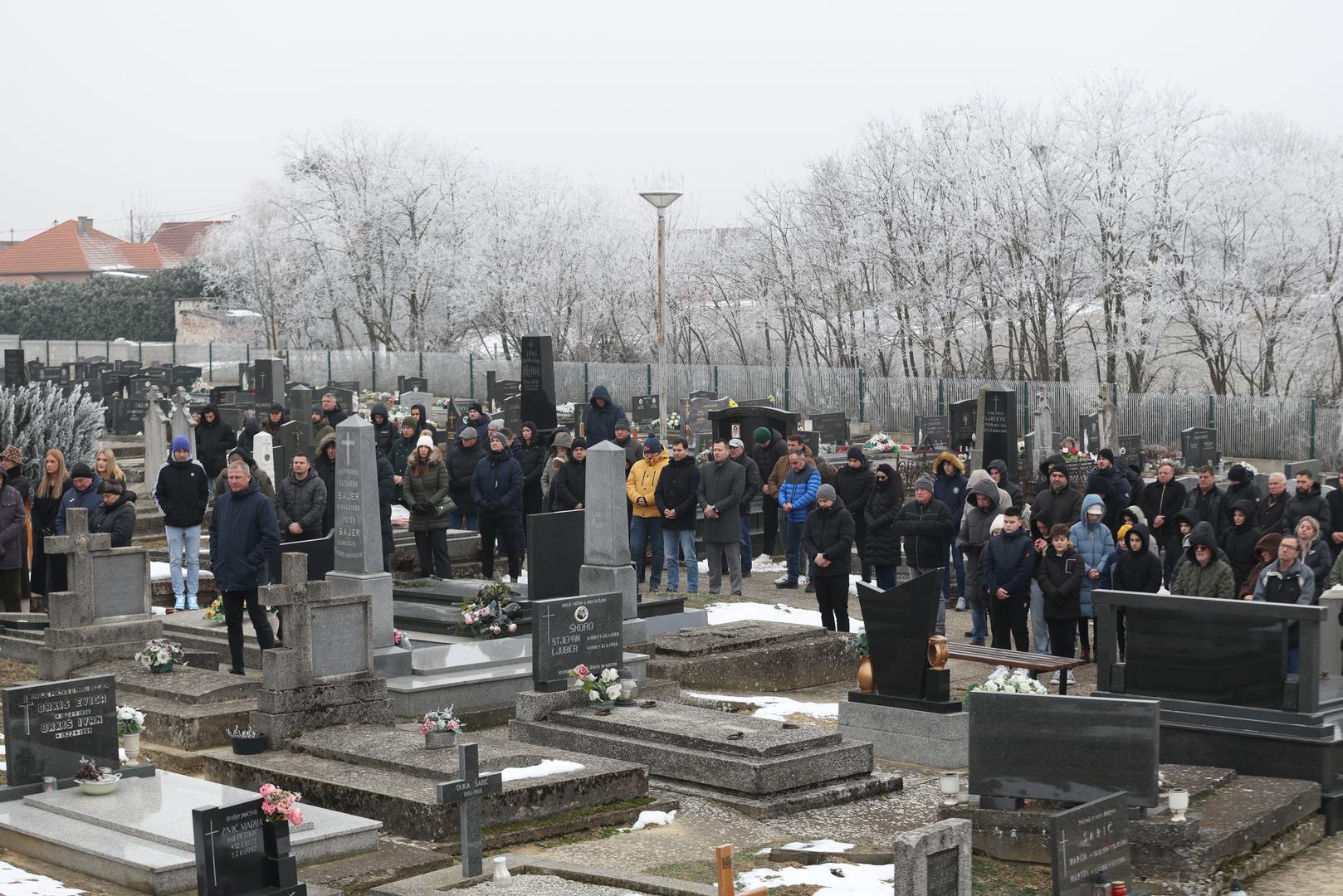 Otišao je tiho, baš onako kako je i živio. Rijetki su sportaši o kojima baš nitko nikada nije rekao ružnu riječ, a Bartol je bio jedan od njih. "Izgubio sam dragog prijatelja, ostaje velika praznina", jedva je izustio njegov vjenčani kum i suigrač Mario Lučić, dok su se drugi prisjećali njegove skromnosti. 