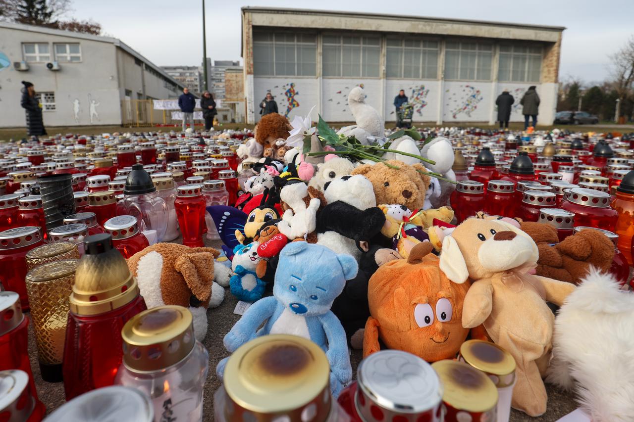 Osnovnu skolu Precko i danas obilaze gradjani i ostavljaju lampase, poruke i medvjedice smrtno stradalom uceniku u OS Precko