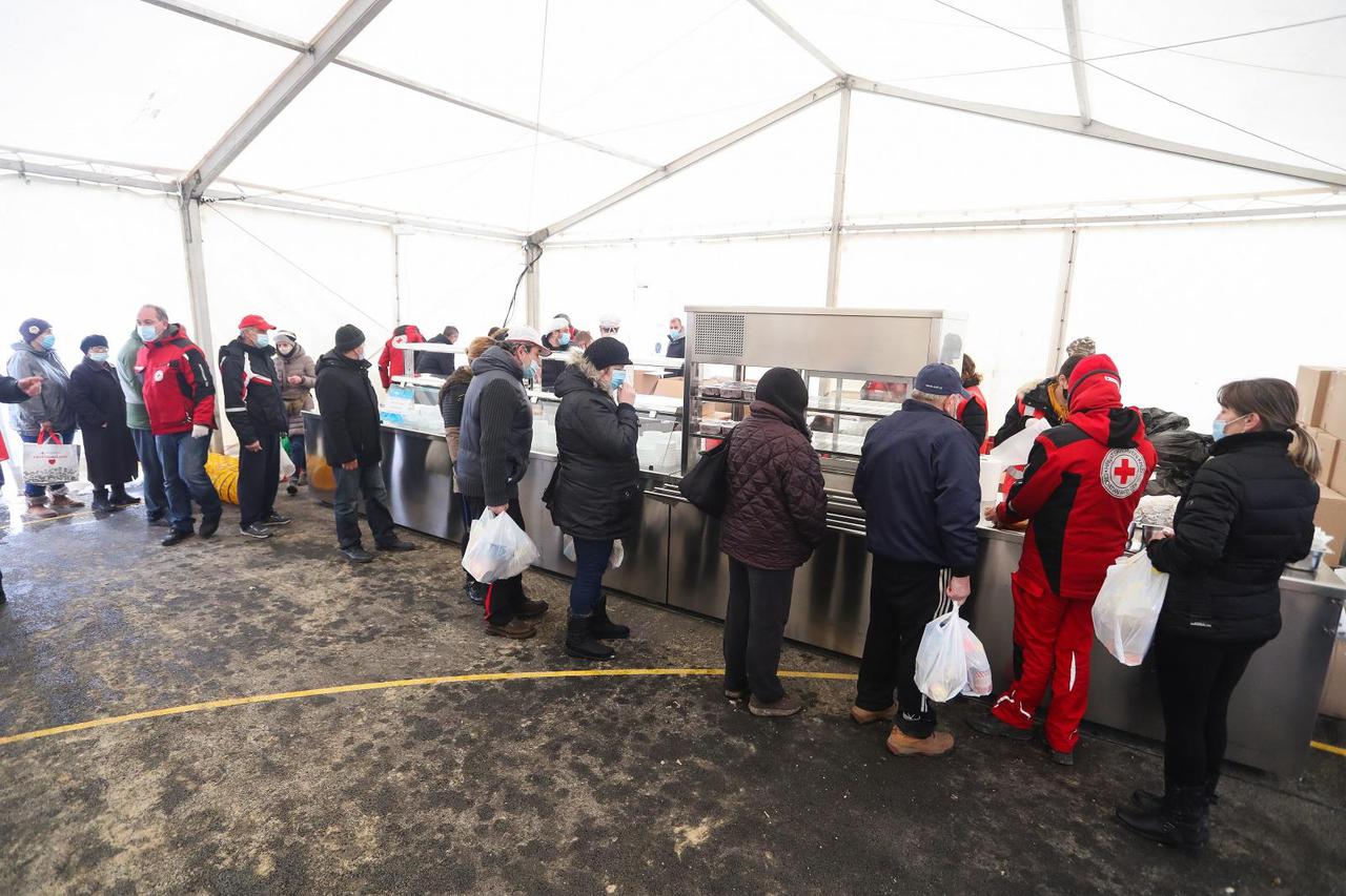 Djelatnici tvrtke Pleter gradjanima hranu dijele na novoj lokaciji u Petrinji