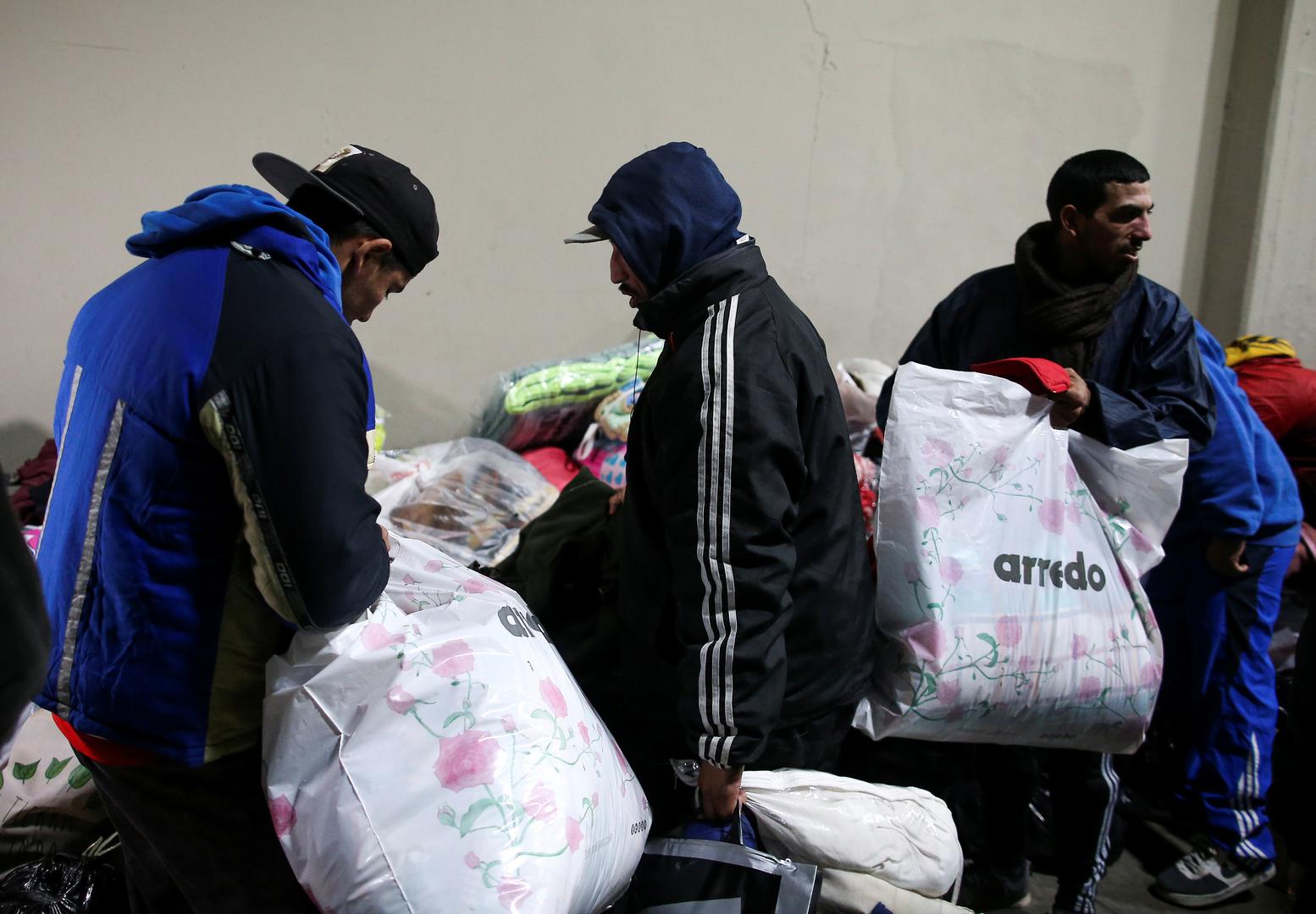 Beskućnike su na stadioni dočekale deke, prikupljena odjeća i obroci.