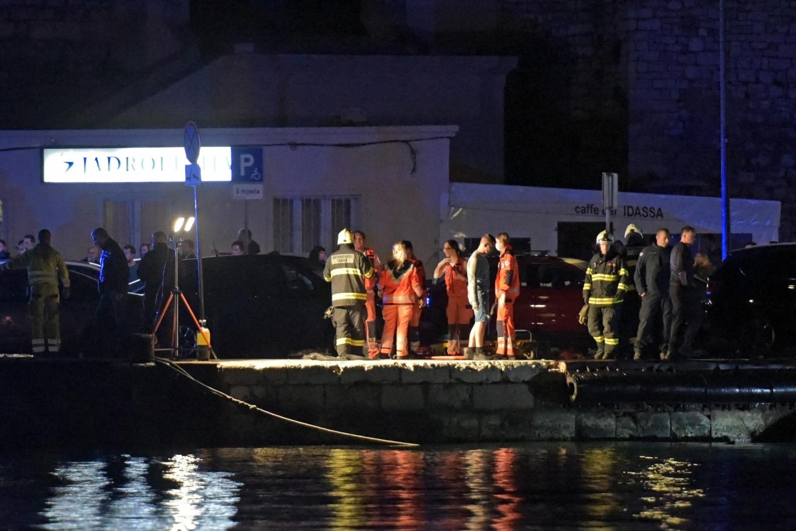 04.05.2020., Zadar - Sinoc oko 23 sata dogodila se prometna nesreca u kojoj je vozilo Audi zavrsilo u moru u gradskoj luci. Prema nesluzbenim informacijama dvije su osobe izgubile zivot. Photo: Dino Stanin/PIXSELL