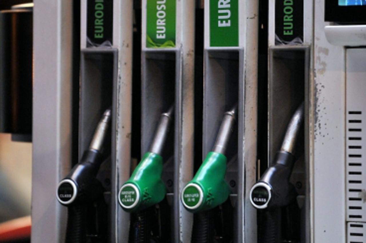 '05.03.2012., Zagreb - Nakon ponoci cijene svih goriva poskupljuju sto je izazvalo guzve na benzinskim postajama.  Photo: Marko Lukunic/PIXSELL'