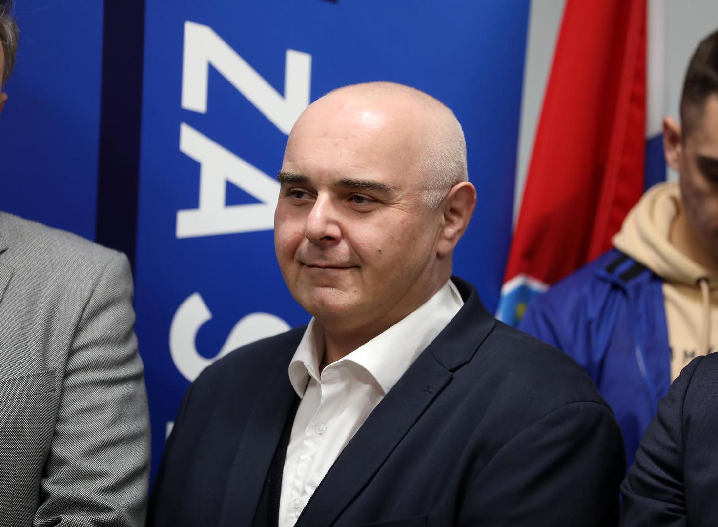 Alen Ružić rođen je 1972. u Rijeci, a na dužnosti ravnatelja KBC-a Rijeka je od 2020. godine.