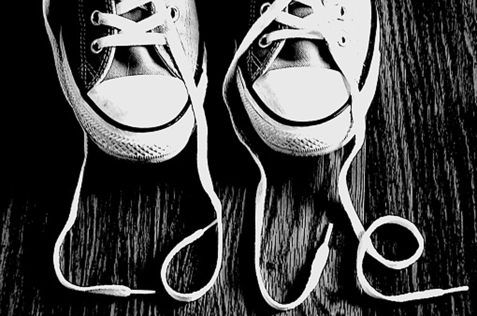 Starke su tenisice koje se najčešće bacaju u zrak, iako nije točno poznato zbog čega. 