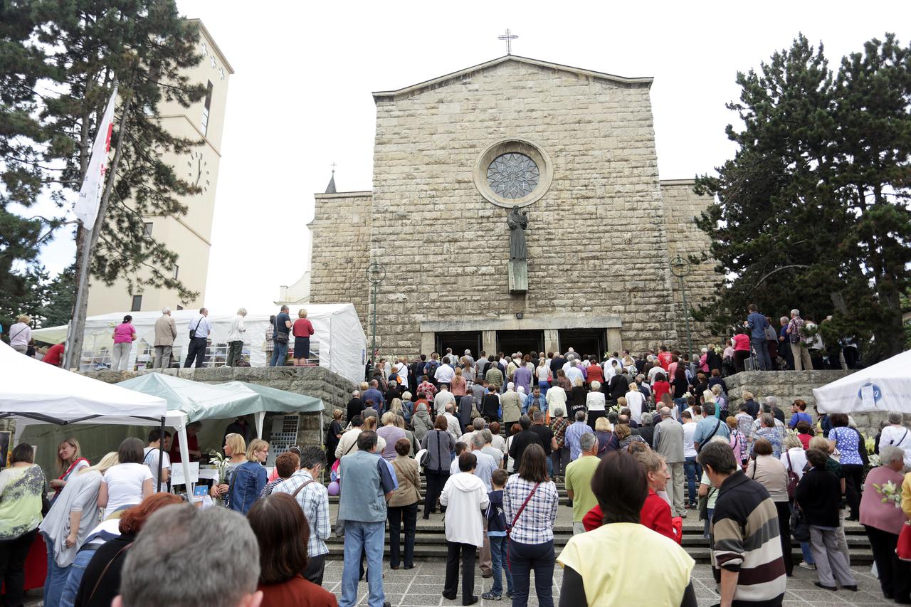 13.06.2016., Zagreb - Crkva Svetog Antuna Padovanskog u zagrebackom naselju Sveti Duh. Misa i prostenje povodom blagdana Sv. Antuna koju je predvodio fra. Ivan Karlic.  Photo: Luka Stanzl/PIXSELL
