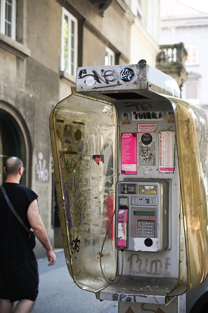 U Zagrebu ih je, prema podacima Hrvatskog telekoma, prije 2000–ih godina bilo više od 12.500, no danas su zaista rijedak prizor. 