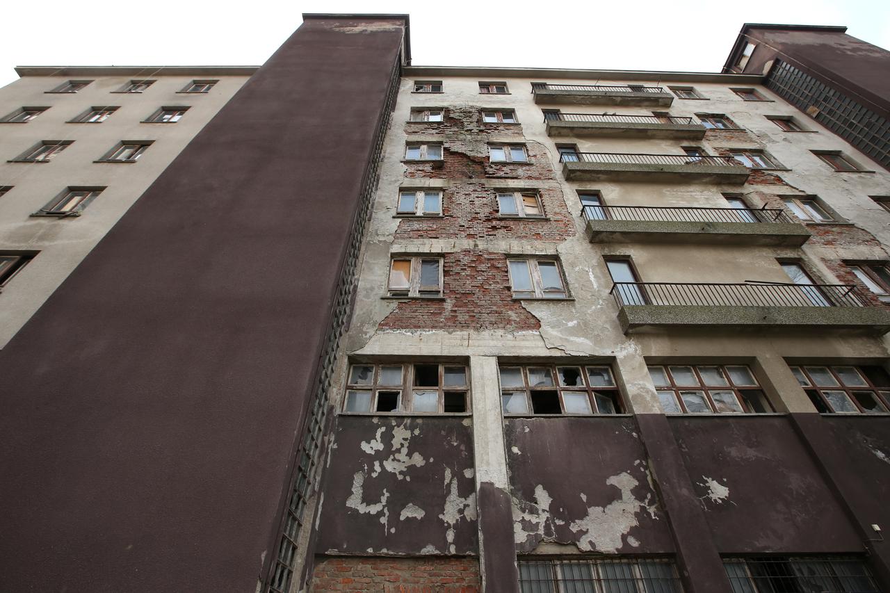 17.03.2015., Zagreb - Stanarima hotela za samce Sahara u Voltinom naselju, u kojem je industrijski div Koncar nekad smjestao svoje radnike,   prijeti delozacija iz njihovih stanova u kojima zive vise od dvadeset godina.   Photo: Robert Anic/PIXSELL