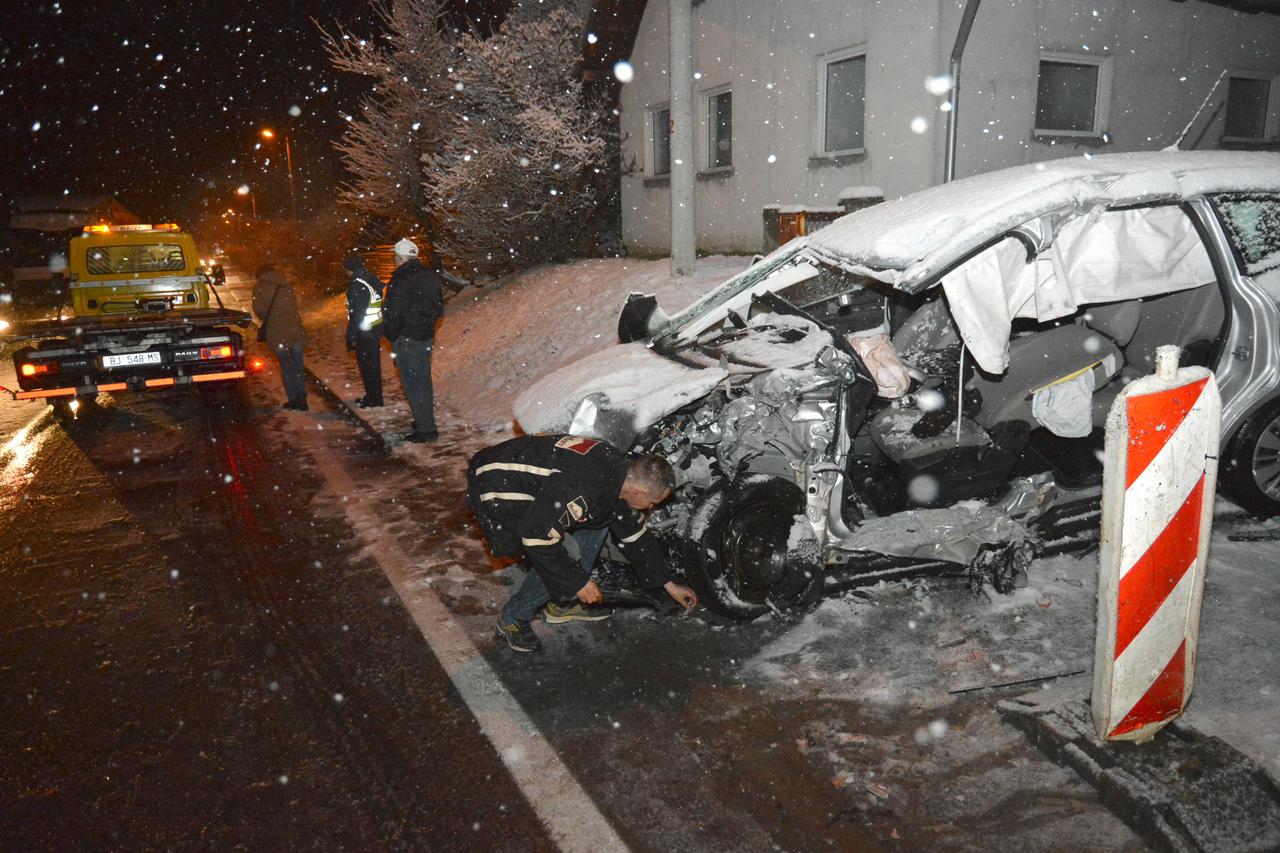 Bjelovar: U stravičnoj prometnoj nesreći automobil se izravno zabio u tegljač