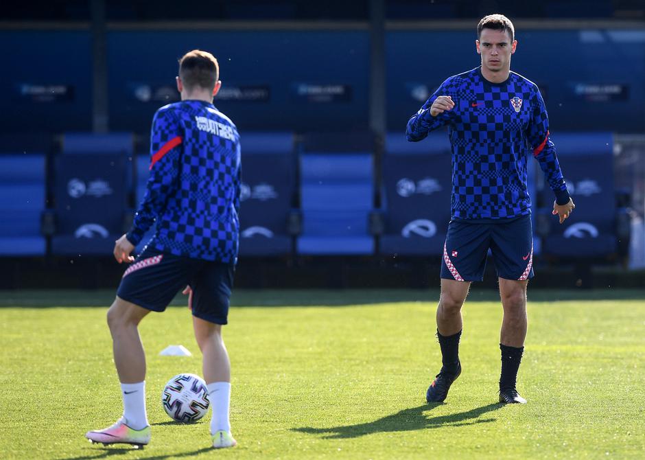 Zagrijavanje nogometaša Hrvatske i Engleske uoči početka susreta
