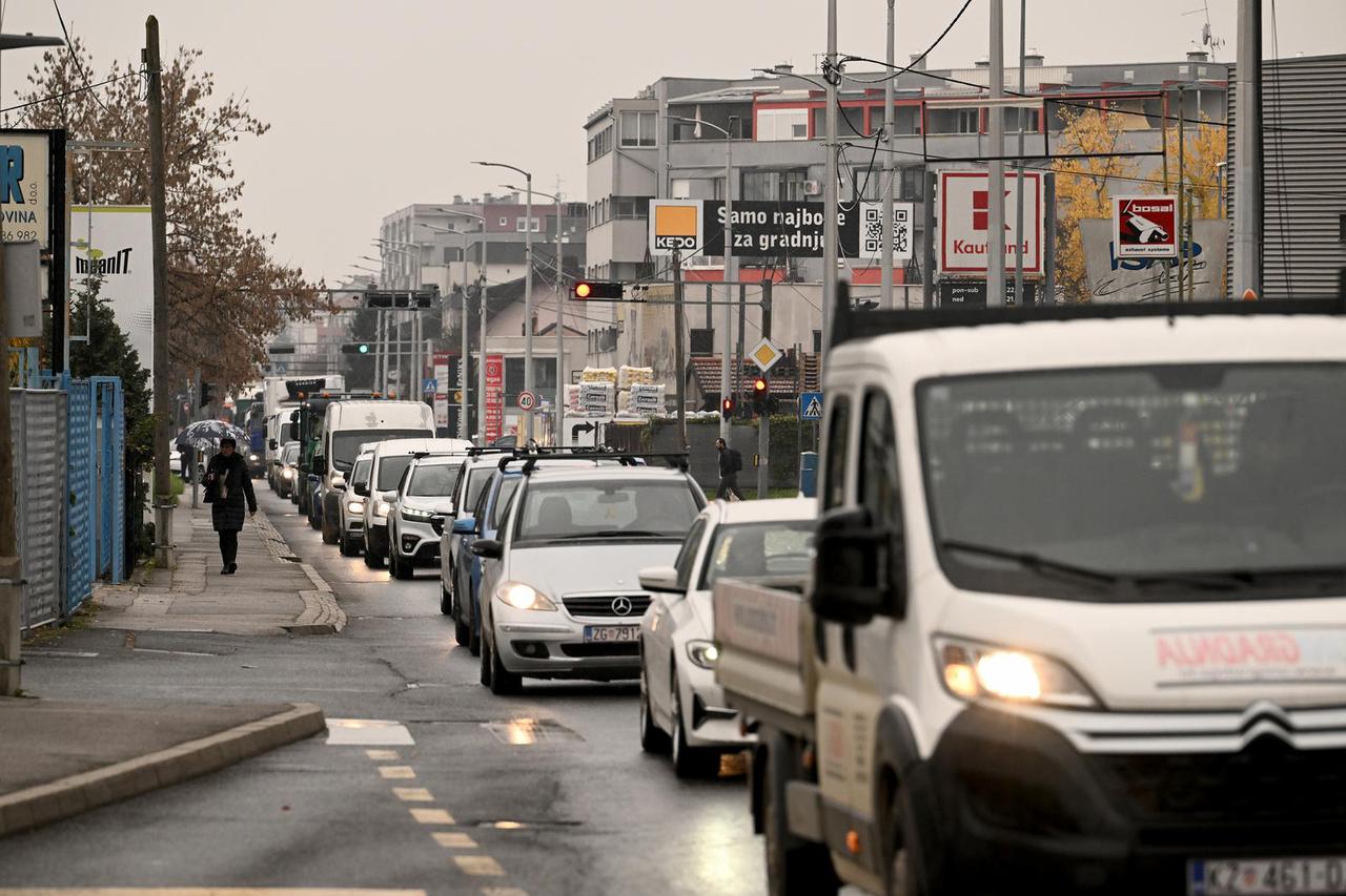 Zagreb: Prometna gužva na Zagrebačkoj cesti