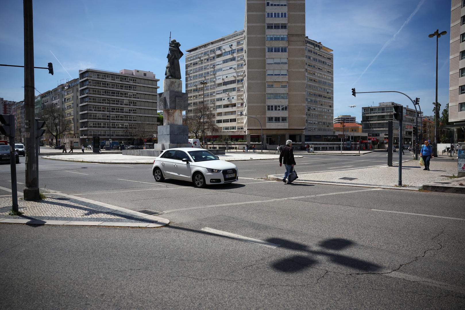 Građani u Španjolskoj pozvani su da ne koriste svoje automobile osim u slučaju potrebe. Upozorenje je stiglo od državne uprave za promet. Europska komisija rekla je da je u kontaktu s nacionalnim vlastima u Španjolskoj, Portugalu i tijelom Europske unije za elektroenergetsku mrežu, ENTSO-e. 