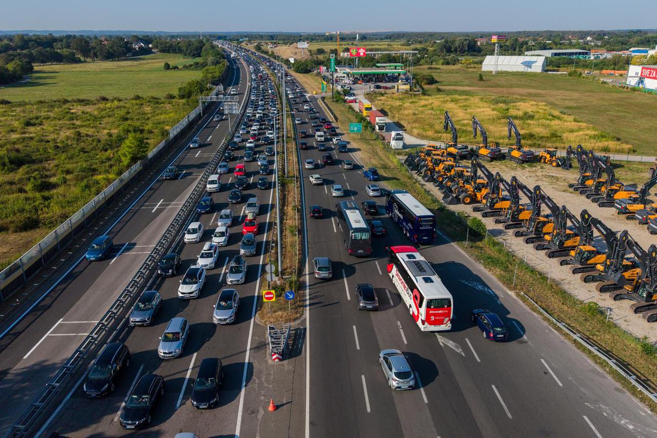 Zagreb: Pogled iz zraka na gužvu na naplatnim kućicama Lučko