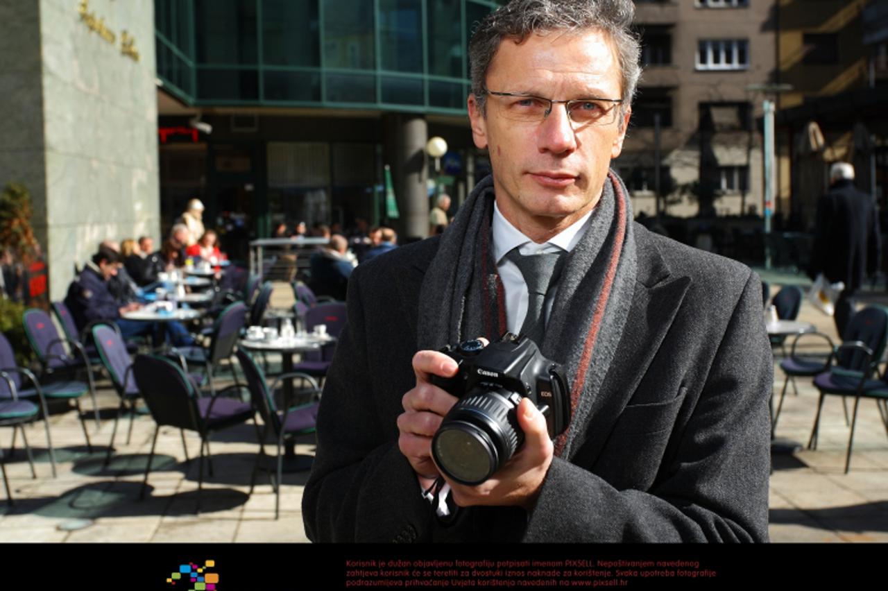 '27.02.2012., Zagreb - Boris Vujcic, zamjenik guvernera Hrvatske narodne banke s fotoaparatom.  Photo: Tomislav Miletic/PIXSELL'