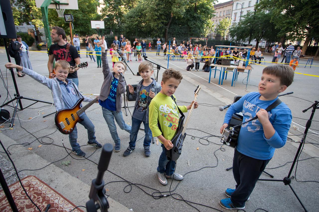 17.06.2015., Zagreb -  Festival umjetnosti osnovnih skola grada Zagreba - Fus, odrzan je u dvoristu OS Dr. Ivan Merz. Prvi su nastupili clanovi benda Electric shock.   Photo: Davor Puklavec/PIXSELL