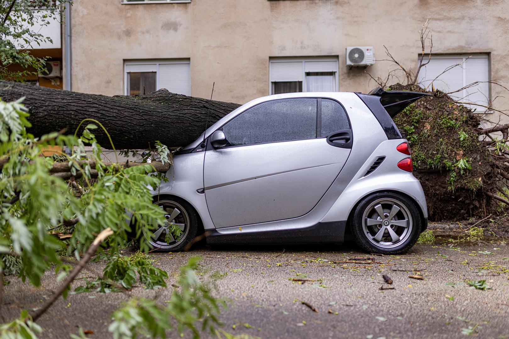Radove na terenu otežava kiša, koja pada neprekidno od jutarnjih sati. Meteorolozi upozoravaju da se očekuje nastavak padalina. Zbog toga se građani pozivaju na oprez, naročito u blizini drveća i elektroinstalacija. 