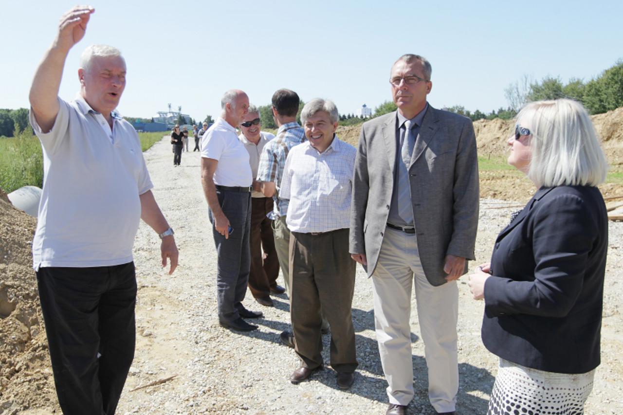 '11.08.2011., Koprivnicki Ivanec - Potpredsjednik Sabora Josip Friscic i drzavna tajnica Ministarstva gospodarstva Tihana Kraljic obisli su gradiliste buduce industrijske zone opcine Koprivnicki Ivane