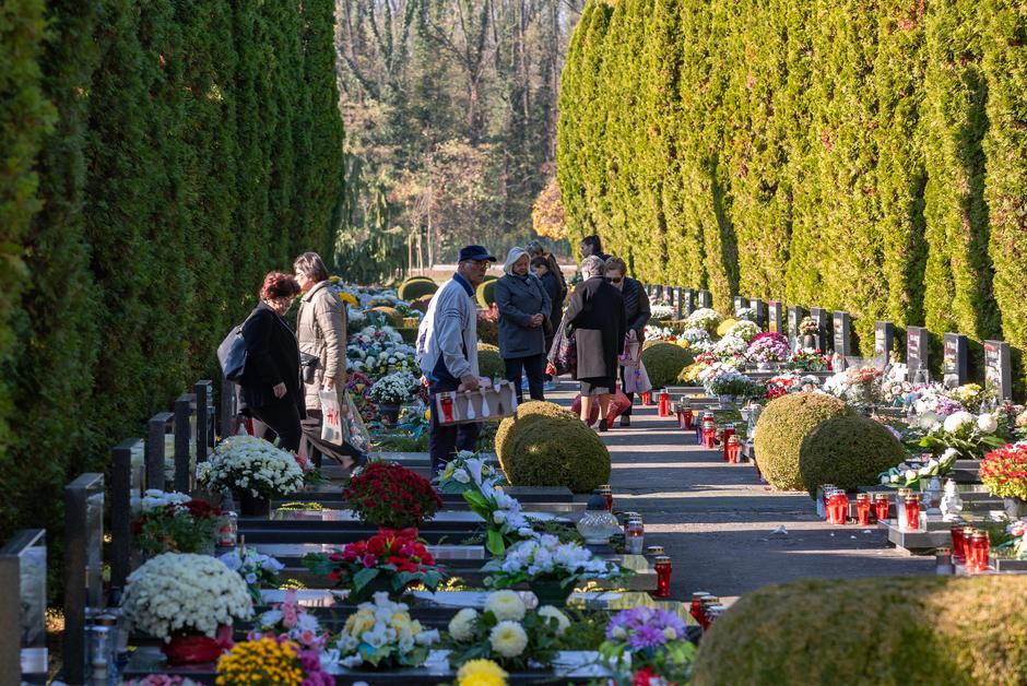 Vukovar: Građani posjećuju memorijalno groblje hrvatskih branitelja na dan Svih svetih
