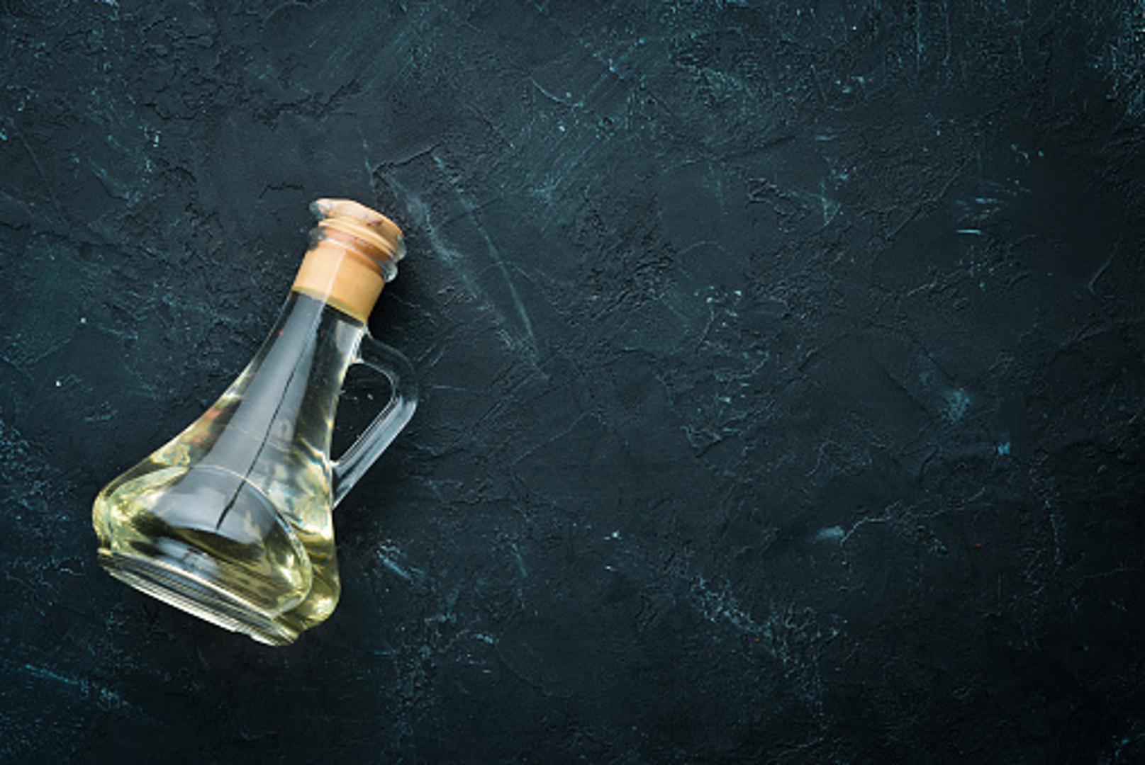 Postoje razne vrste octa, a njegov rok ne ističe i to zbog visoke razine kiselosti. Upravo zato se ocat i koristi kod pravljenja zimnica. 