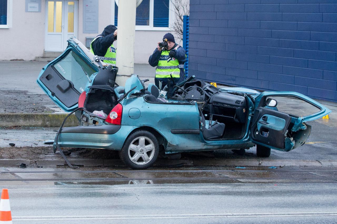 Jedna osoba poginula, jedna ozlijeđena u prometnoj nesreći na kružnom toku u Osijeku