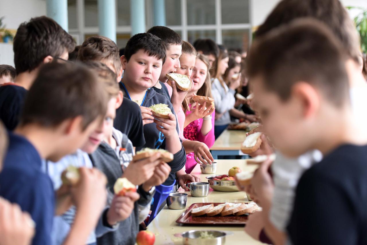 Varazdin - Ucenici V. Osnovne skole jedu zdravu hranu za samo 4,50 kuna po obroku
