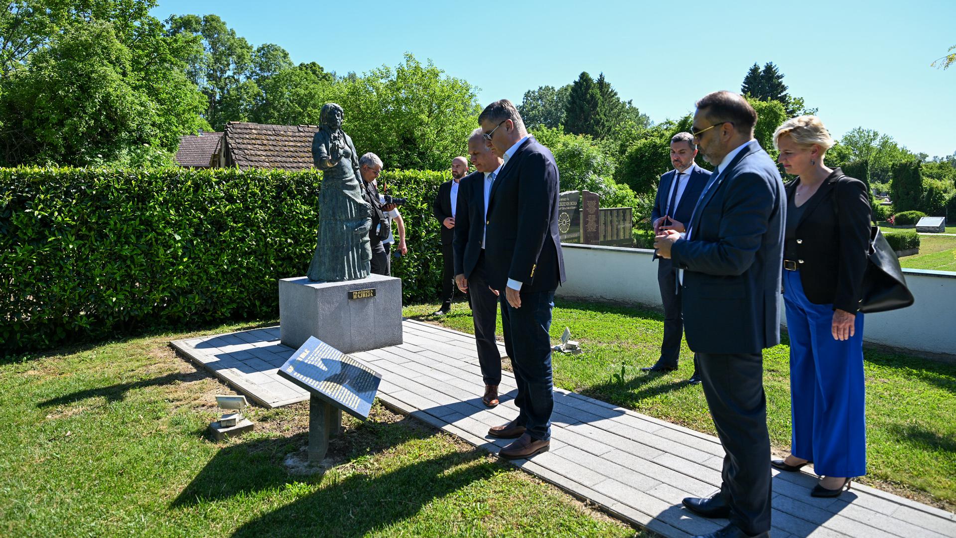 Predsjednik Milanović zapalio je svijeću i položio vijenac ispred Zida boli na romskom memorijalnom groblju u znak sjećanja na sve romske žrtve Drugog svjetskog rata.