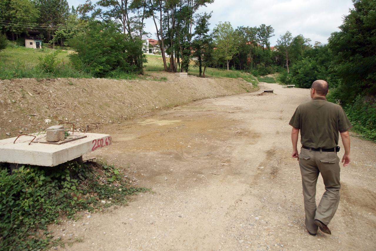 '31.08.2011., Fraterscica, Zagreb - Obilazak kljucnog mjesta sancije klizista na Crnomercu s predstavnikom stanara, Darkom Klasicem. Kliziste zbog kojega je proglasena elementarna nepogoda nije u post