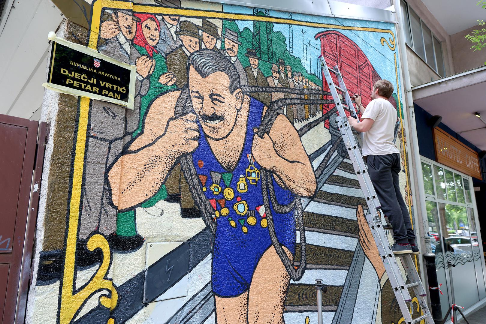 Mural prikazuje Matijevića kako vuče vlak, a riječ je o hrvatskom hrvaču i junaku iz Like iz 19. stoljeća koji je prema legendama najjači čovjek na svijetu. 