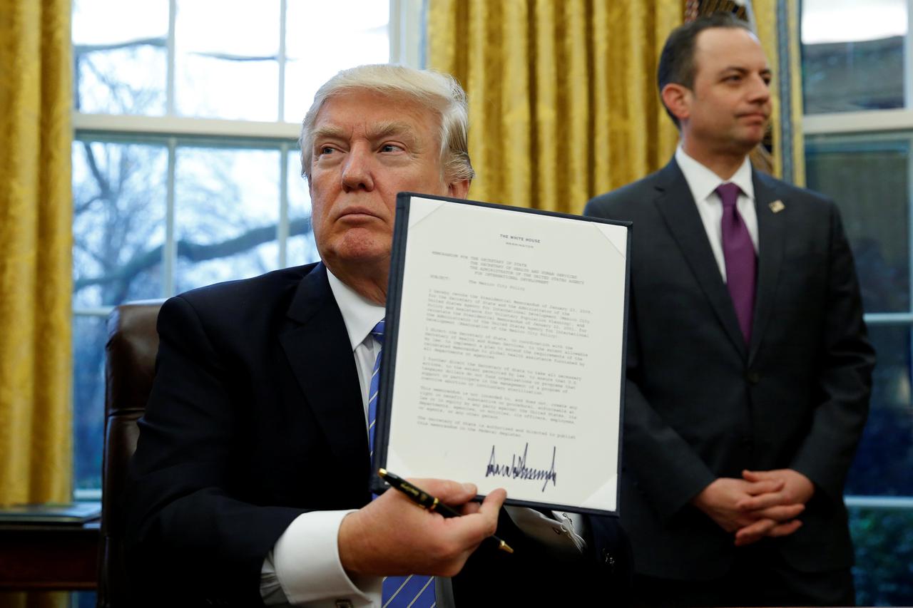 Donald Trump potpisuje izvršne naredbe