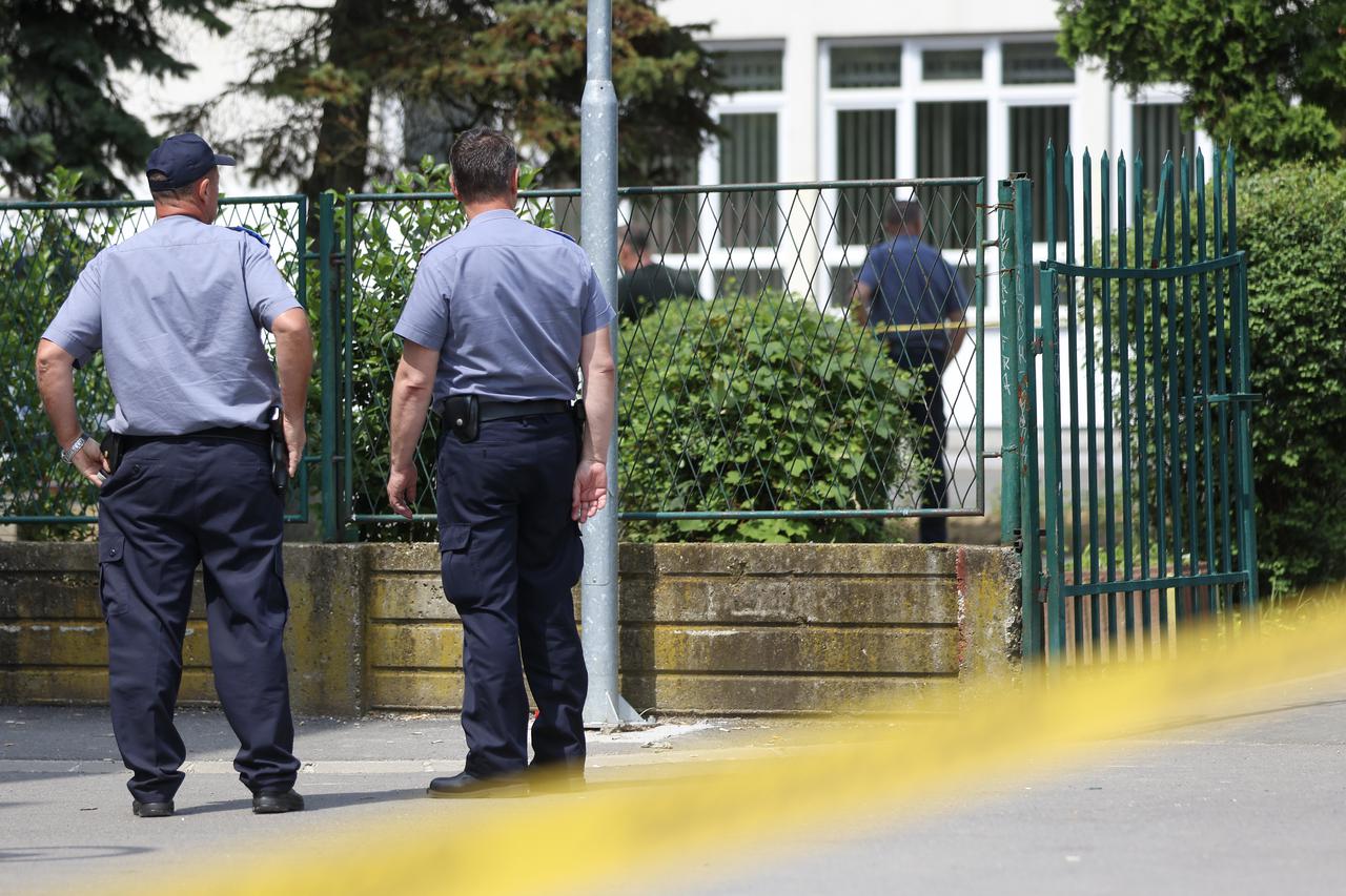 Lukavac: Pripadnici  policije ispred škole gdje je učenik pucao na nastavnika
