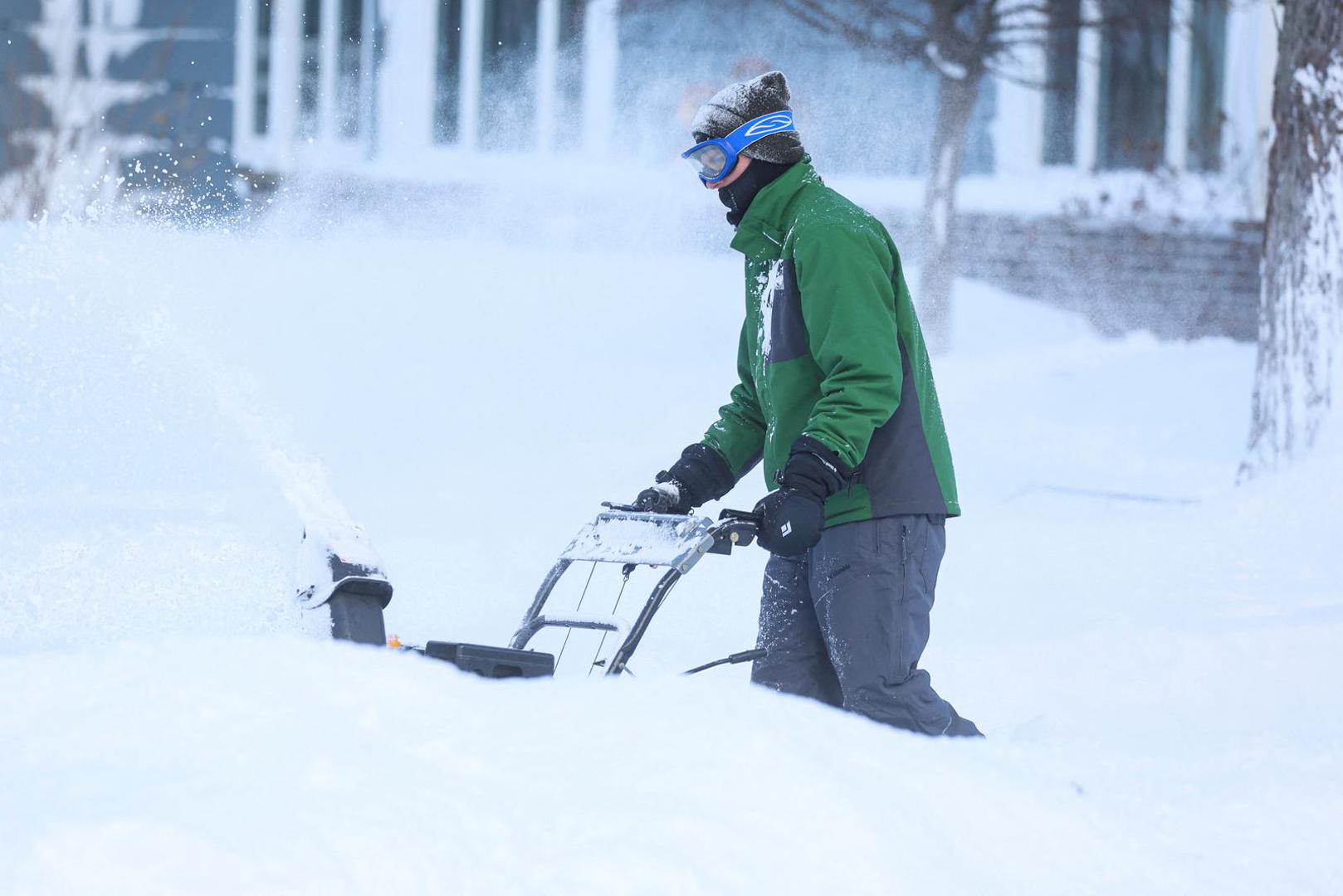 A man clears snow from his driveway following a winter storm that hit the Buffalo region in Amherst, New York, U.S., December 25, 2022.  REUTERS/Brendan McDermid Photo: BRENDAN MCDERMID/REUTERS