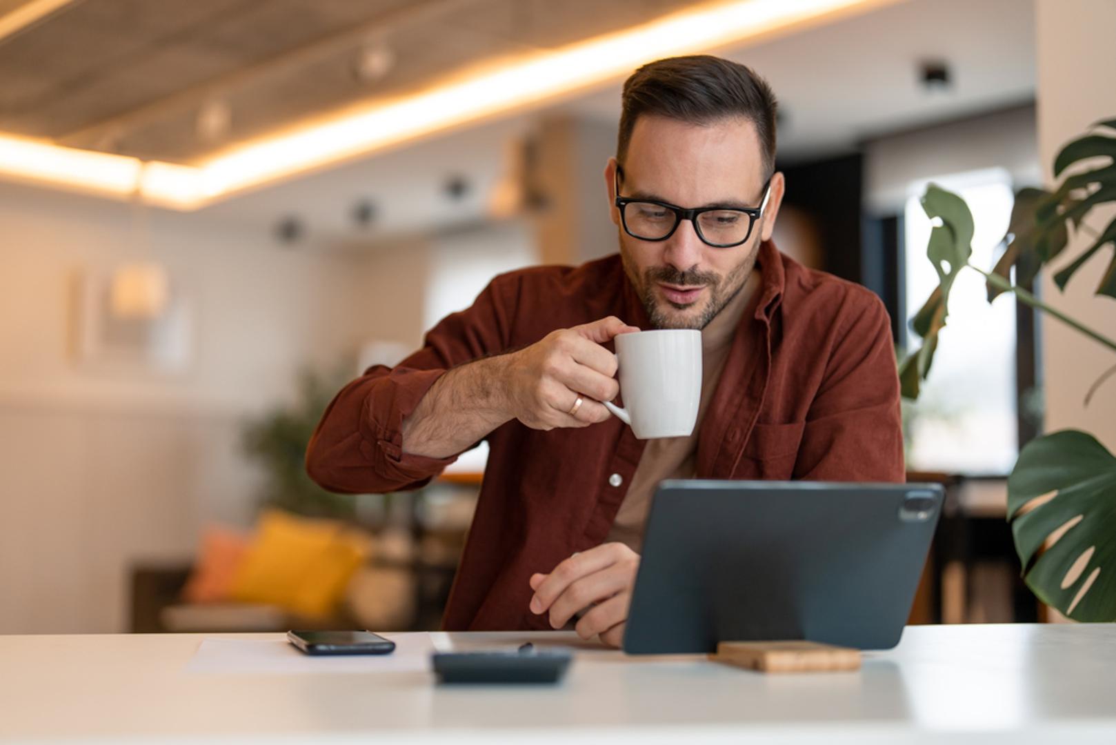 Bolje raspoloženje i manji osjećaj umora: Mnogi nakon kave osjete porast motivacije i laše započinju dan. Kofein može utjecati na neurotransmitere povezane s budnošću i raspoloženjem pa nije čudno da se kava često veže uz bolji 'drive'. Naravno, ako pretjerate, možete dobiti suprotan efekt u obliku nervoze i unutarnjeg nemira.