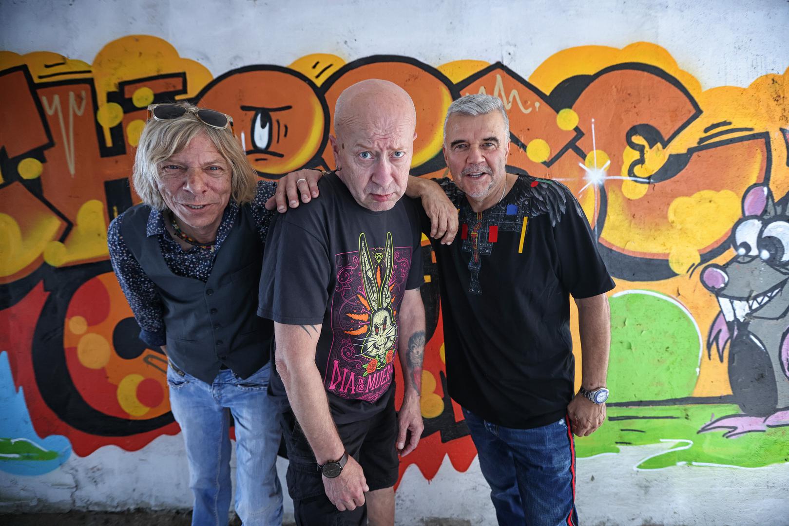 Prljavo kazalište s Davorinom Bogovićem danas je u zagrebačkim Utrinama snimilo spot za pjesmu "Svemirski tobogan".